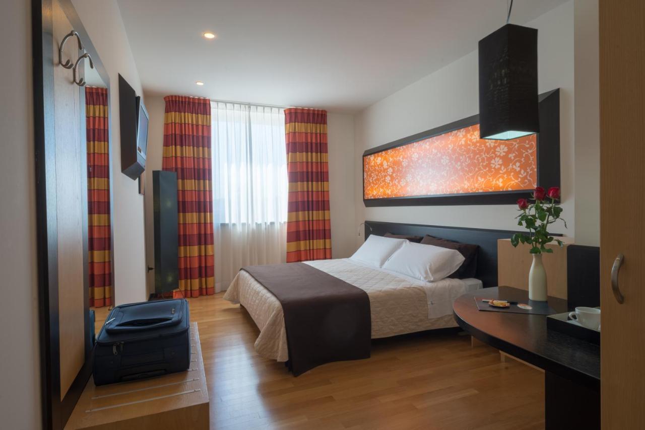 Sanlu Hotel Serrano Extérieur photo