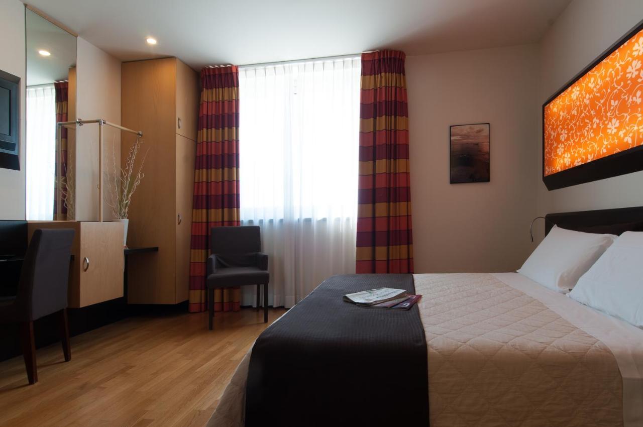Sanlu Hotel Serrano Extérieur photo