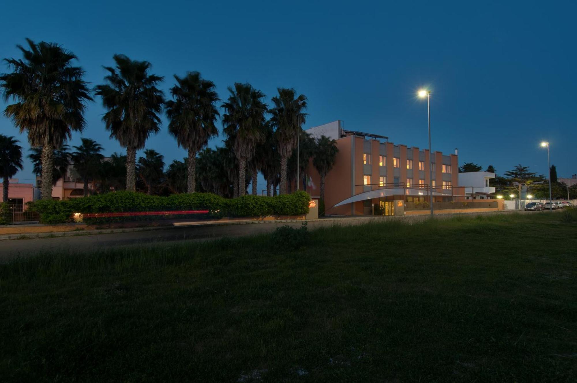 Sanlu Hotel Serrano Extérieur photo