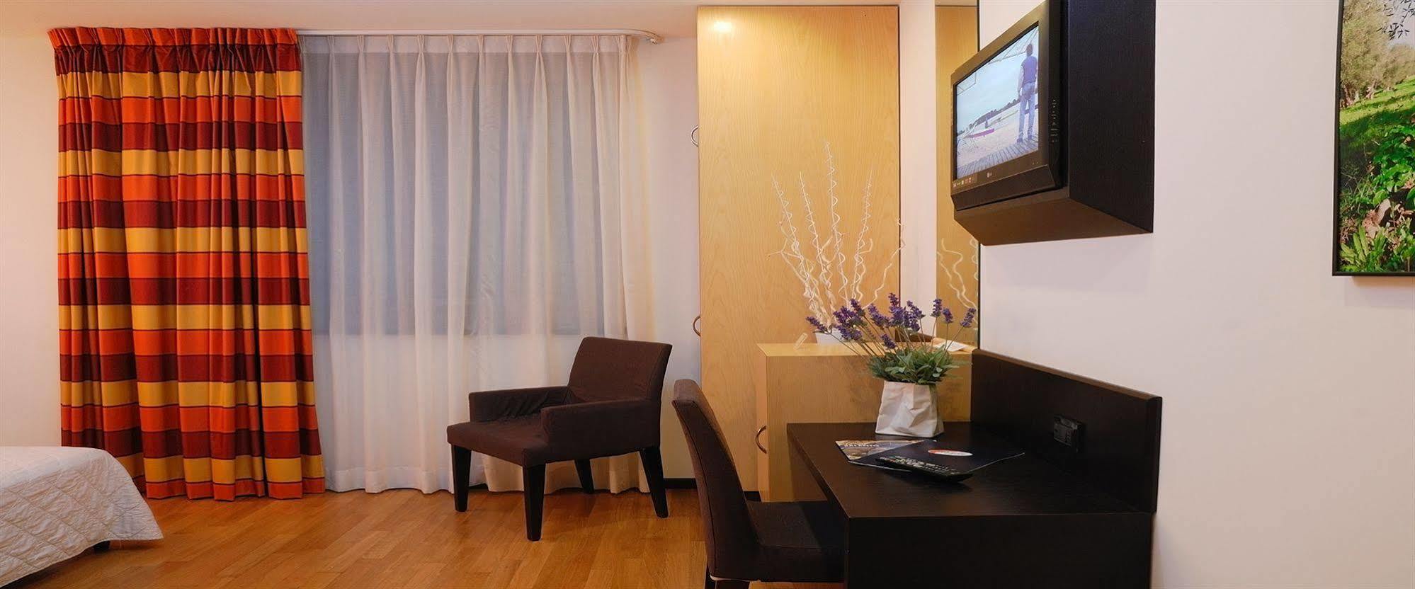 Sanlu Hotel Serrano Extérieur photo